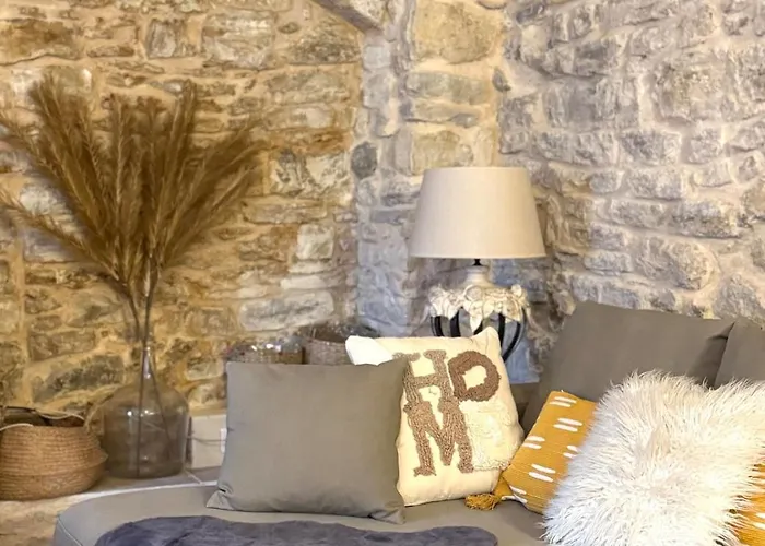 Mas En Pierres Avec Piscine Privee Proche D'uzes *